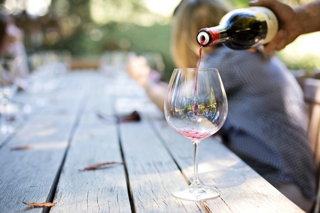 geniet van een glas wijn, nu weet je hoe wijn wordt gemaakt